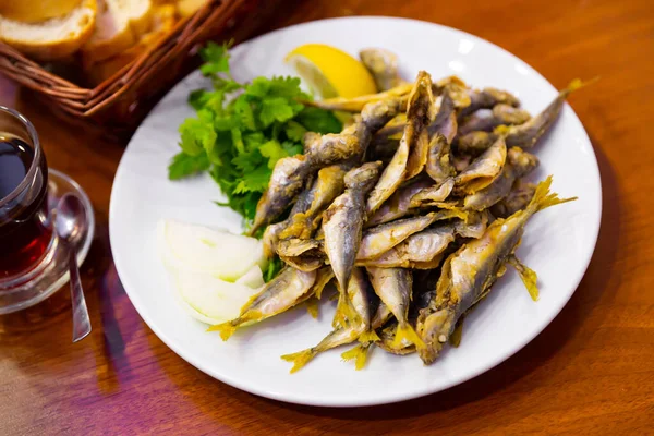 Köstlicher gebratener Rotbarbenfisch mit Petersilie und Zitrone — Stockfoto