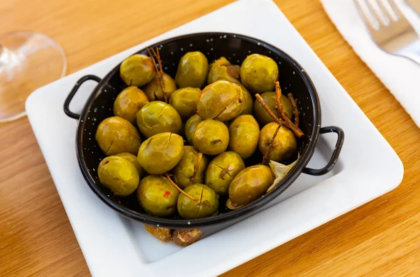 Aceitunas marinadas con hoyos - tapas españolas —  Fotos de Stock