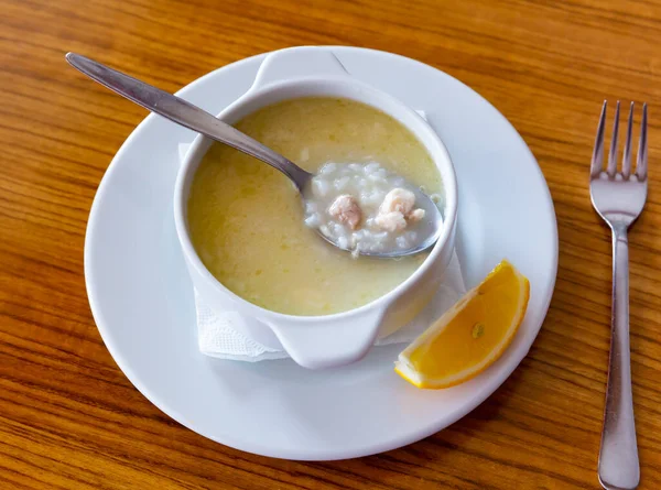 Sopa tradicional de caldo de pollo turco con vista a la mesa de madera — Foto de Stock