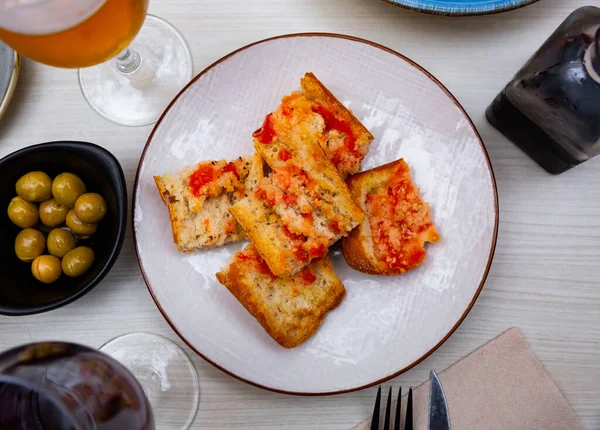 Pan tostado tradicional español con tomate con aceite de oliva — Foto de Stock