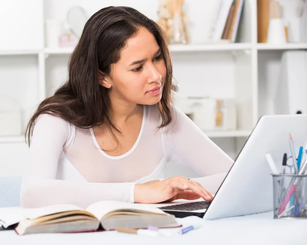 Adolescente información de lectura femenina en el ordenador portátil —  Fotos de Stock