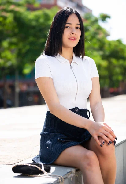 Attrayant brésilien fille assis sur un banc de pierre dans le parc d'été — Photo