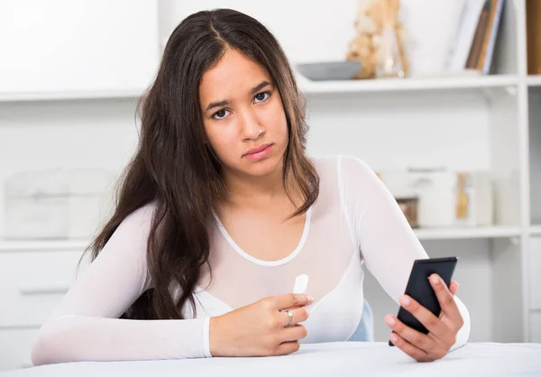Upset young female with mobile phone — Stock Photo, Image