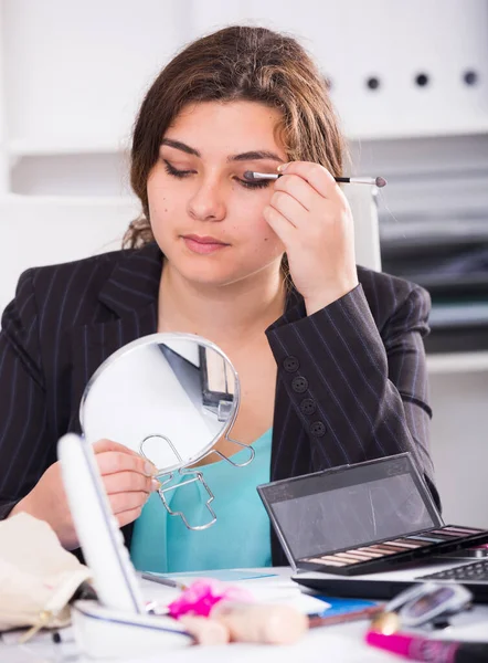 Il manager principiante sta facendo il trucco prima della riunione — Foto Stock