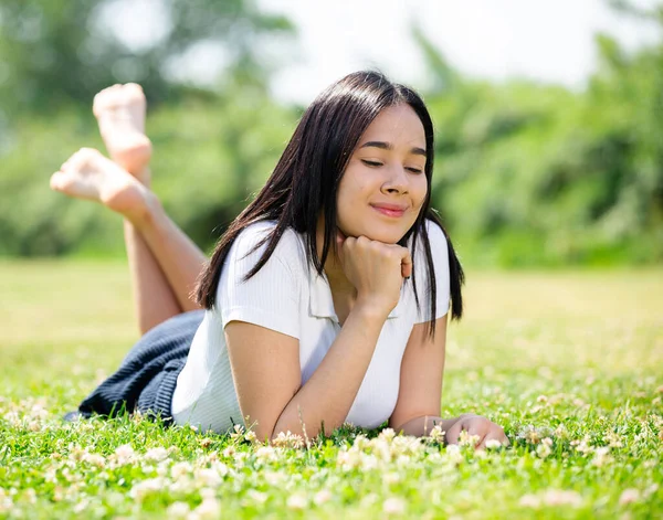 Ragazza sta camminando attraverso il parco in abito leggero — Foto Stock