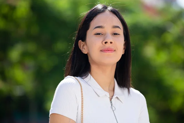 Positive brasilianische Teenager Mädchen Porträt auf der Straße der Stadt — Stockfoto