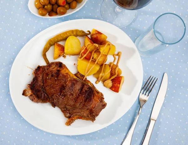 Biefstuk met gegrilde groenten aardappelen en paprika — Stockfoto