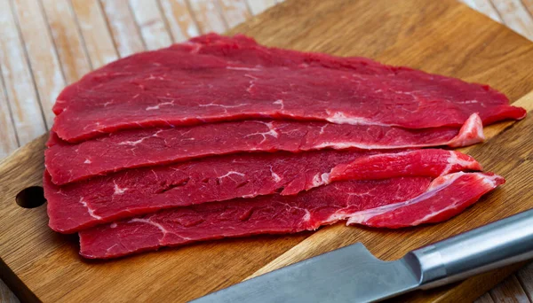 Lomo de ternera crudo con especias en la tabla de cortar — Foto de Stock