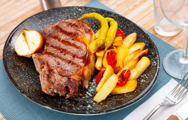 Beef entrecote with fried potatoes, peppers, tomatoes, onion — Stock Photo, Image