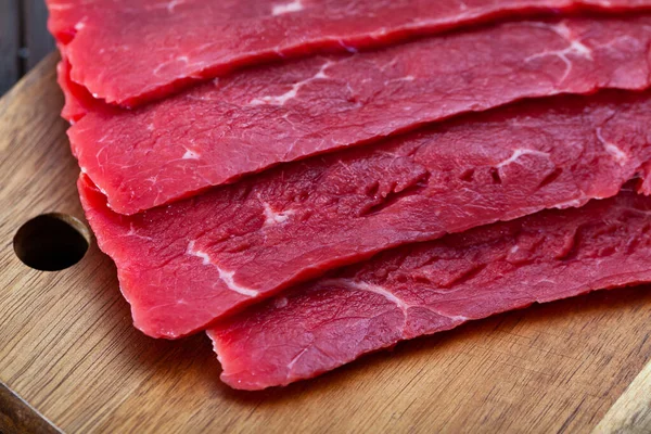 Imagem de cru um filete de carne de vaca cortado em pedaços. — Fotografia de Stock