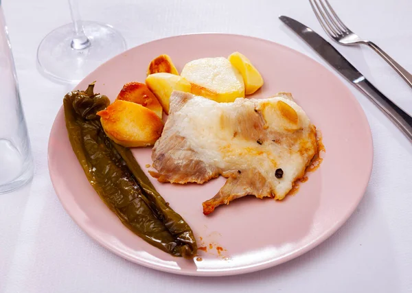 Närbild av välsmakande bakat fläsk med potatis, ingen — Stockfoto