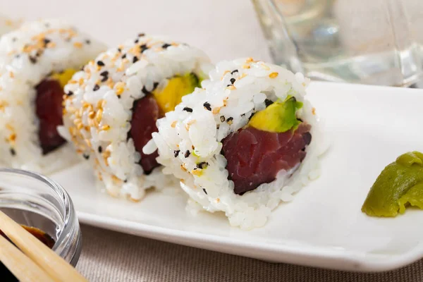 Tuna and avocado sushi uramaki — Stock Photo, Image