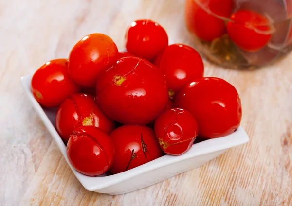 Tomates marinados jugosos en un plato blanco. Enlatado casero. Legumbres en vinagre — Foto de Stock