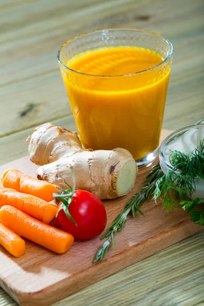 Frischer Karottensaft mit Ingwer — Stockfoto