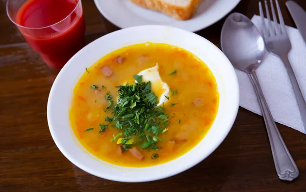 ハーブとサワークリームとエンドウ豆のスープ — ストック写真