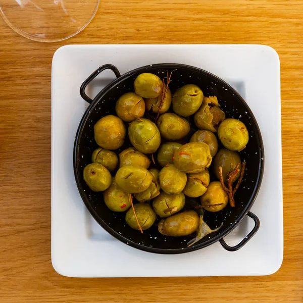 Aceitunas marinadas con hoyos - tapas españolas —  Fotos de Stock