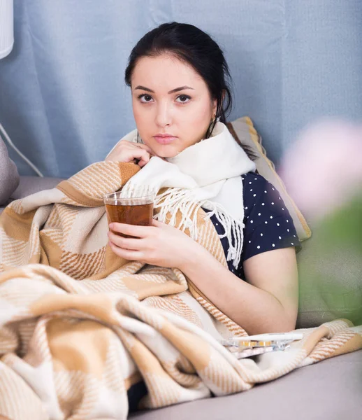 Menina doente sob cobertor — Fotografia de Stock
