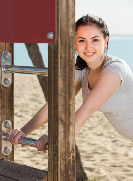 Lány csinál edzés a strandon napsütéses reggel — Stock Fotó