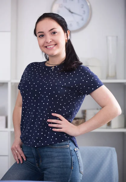 Mädchen mit der Hand auf der Taille — Stockfoto