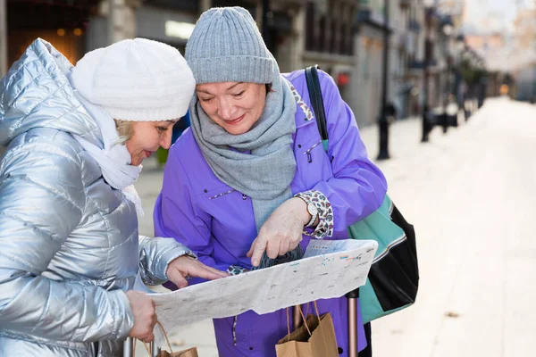 Elderly women tourists with city guide — Stock Photo, Image