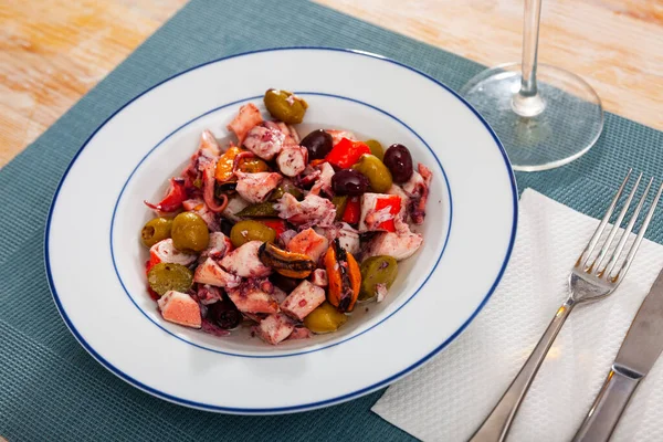 配虾、贻贝、章鱼、蔬菜和橄榄的海鲜清汤 — 图库照片