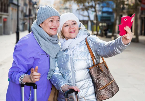 Senior ladies making selfie outdoors — Stock Photo, Image