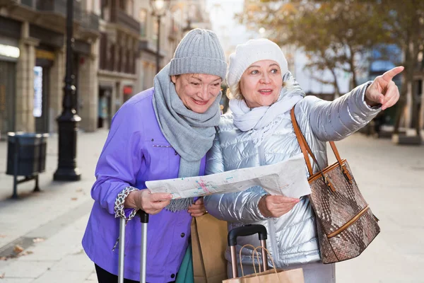 Şehir rehberli yaşlı kadın turistler — Stok fotoğraf