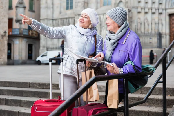 Mature ladies travellers with map — Stock Photo, Image