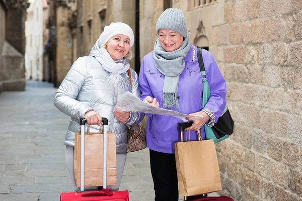 Senior females traveling with city map — Stock Photo, Image