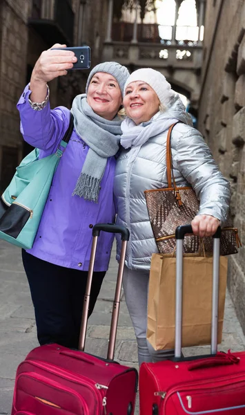 Oudere dames maken selfie buiten — Stockfoto
