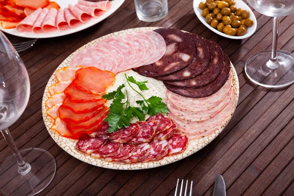 Delicioso prato antipasto espanhol com carne variada — Fotografia de Stock