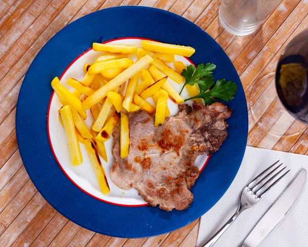 Costeleta de porco assada desossada com batatas fritas crocantes — Fotografia de Stock