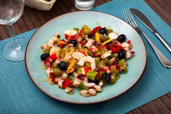 Geleneksel İspanyol deniz ürünleri salpicon 'u - deniz ürünleri karışımından soğuk salata — Stok fotoğraf