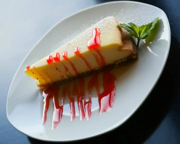 Bolo de queijo com molho — Fotografia de Stock