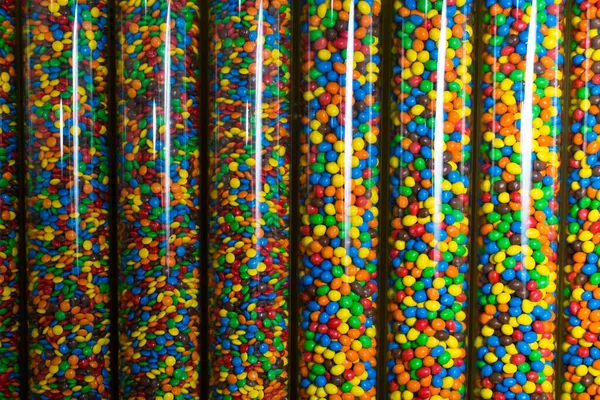 Bonbons und Süßigkeiten in verschiedenen Farben im Supermarkt — Stockfoto