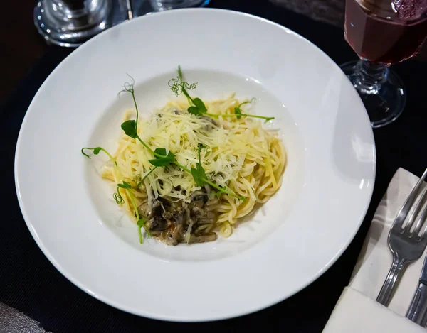 Спагетти с грибами в сливочном соусе и тертым сыром — стоковое фото