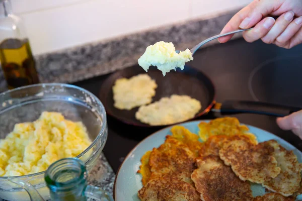 Beredning av pannkakor av potatis på stekpanna — Stockfoto