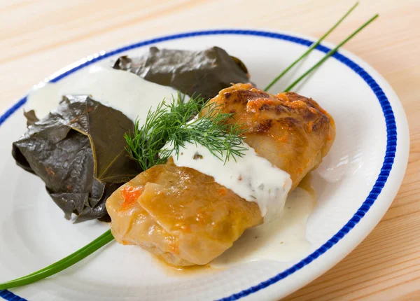 Sarma - traditionell bulgarisk maträtt — Stockfoto
