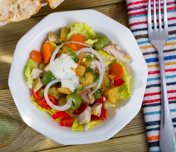 Vista superior da salada quente com frango e berinjela — Fotografia de Stock