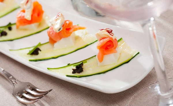 İki çeşit peynirli lezzetli somon balığı ve taze salatalık. — Stok fotoğraf