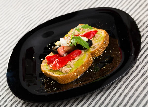 Imagem de sanduíche com conservas de atum e legumes — Fotografia de Stock