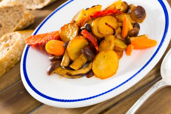 Délicieuses pommes de terre frites avec champignons du miel et saucisses — Photo