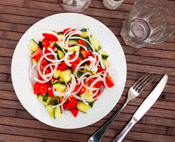 Salada vegetariana com tomates frescos, pepinos e cebola — Fotografia de Stock