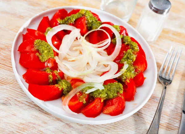 Frische Tomaten mit Basilikum-Pesto-Sauce und Zwiebeln — Stockfoto