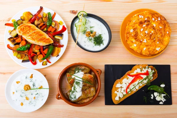 Cocina tradicional búlgara de rollos de uva, verduras y repollo servidos — Foto de Stock