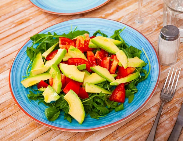 Sağlıklı salata roka, domates ve avokado. — Stok fotoğraf