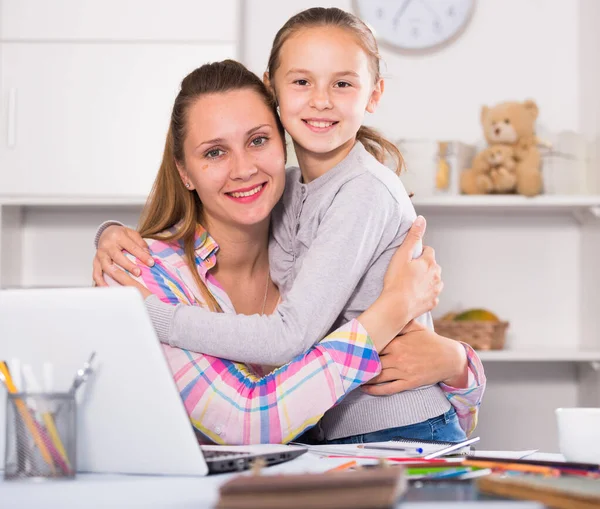 Porträt einer fröhlichen jungen Frau — Stockfoto