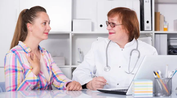 Ritratto di operaio medico maturo che parla con il paziente — Foto Stock