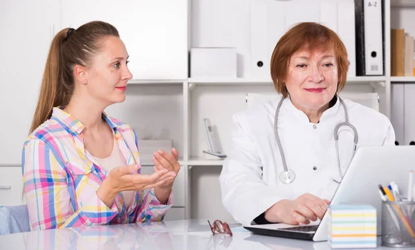 Portret van volwassen medisch werker in gesprek met patiënt — Stockfoto