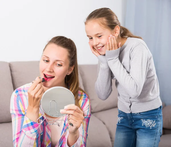 Mladá maminka pomocí lipstik pro chůzi — Stock fotografie